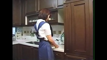 Русская стройняшка занимается анально-вагинальным порно с другом на кухонном столе